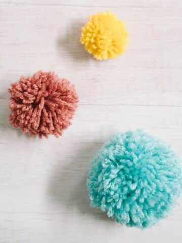 How to make a pom pom by hand, without using a pom pom maker.